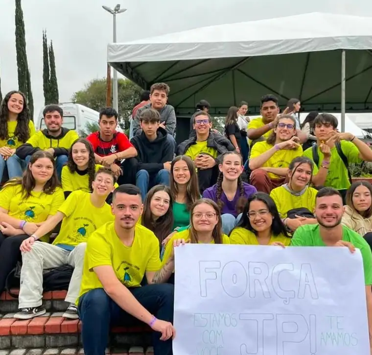 Jovens do Sementes no DNJ 2023, de camisetas amarelas