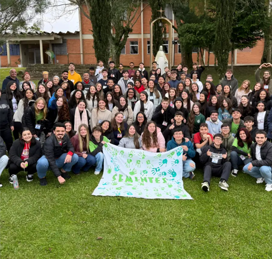 Foto coletiva do grupo Sementes de Esperança no retiro de 2025